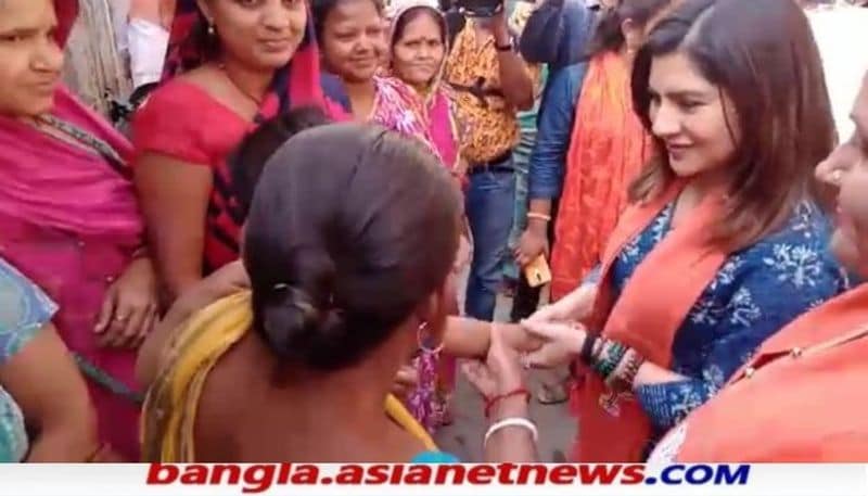 <p>পায়েল এদিন এখানে এসে বলেছেন, বেহালা পূর্বের মানুষের সঠিক একজনকে দরকার যে তাদের সুখে দুখে সব সময় থাকবে। তাদের প্রয়োজনে পাশে দাঁড়াবে। কোলের শিশুর সঙ্গে হাত মেলালেন পায়েল।</p>