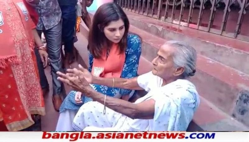 <p><br />
'ভোট দিতে যাও' জিজ্ঞেস করতেই মন খুলে দুঃখ্যের কথা শোনালেন পায়েলকে বেহালার ঠাকুমা। থাকার তেমন জায়গা নেই জেনে পায়েল কিছু ব্যবস্থা করার প্রতিশ্রুতি দিলেন ।</p>