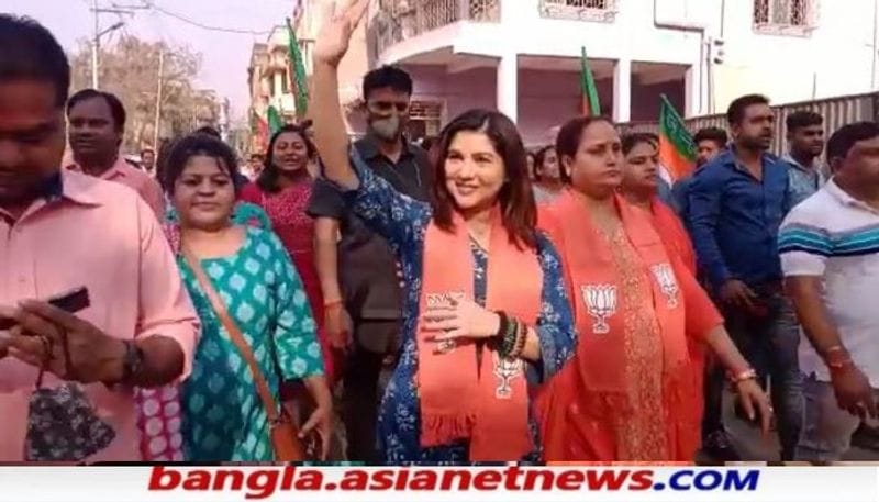 <p><br />
বুধবার বেহালা পূর্বের ১১৬ নম্বর ওয়ার্ডে বিজেপি প্রার্থী পায়েল সরকার চা চক্রতে এলেন এখানের মানুষের সঙ্গে অনেকক্ষণ ধরে কথা বললেন।<br />
</p>