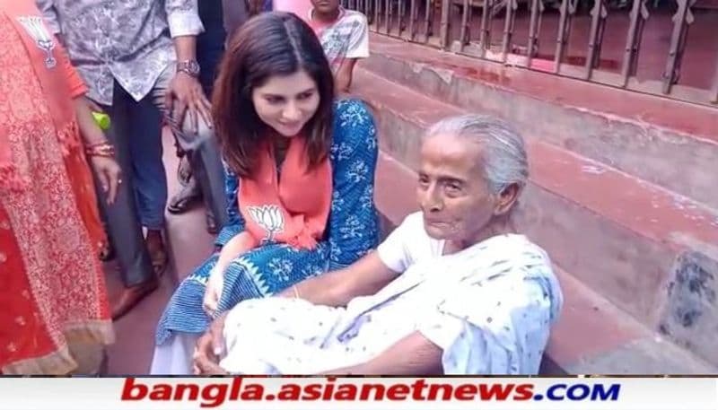 <p><br />
বেহালার এক ঠাকুমার সঙ্গে গল্প জুড়লেন, তাঁদের সঙ্গে চা খেলেন দেয়াল লিখলেন এবং আশেপাশের কিছু এলাকা ঘুরে দেখলেন। </p>