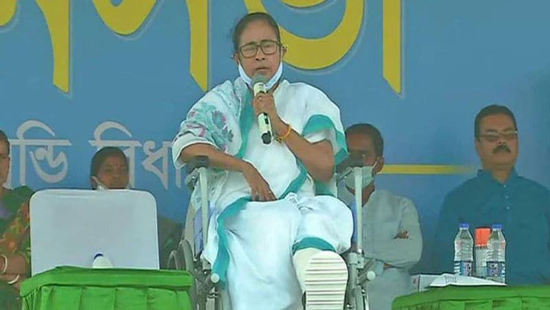 <p>অপরদিকে শুভেন্দু অধিকারীর সম্পত্তি নিয়ে সরব হয়েছে শাসক দল। তারউপর নন্দীগ্রামে প্রচারে গিয়ে মমতা বন্দ্যোপাধ্যায় আহত হওয়ার পর নয়া মাত্রা পেয়েছে এই লড়াই। বর্তমানে হুইল চেয়ারে বসেই নির্বাচনী প্রচার সারছেন তৃণমূল সুপ্রিমো।<br />
</p>