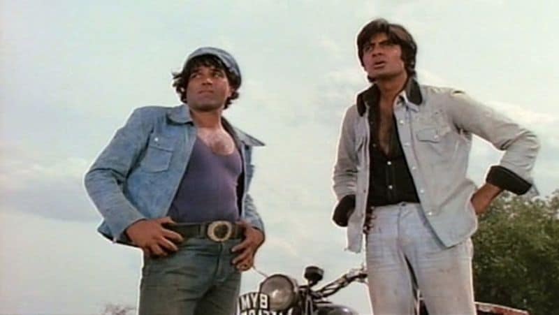 अमिताभ आगे कहते हैं कि 'मैं हम दोनों का एक गहरा राज आप लोगों के साथ शेयर करना चाहूंगा... अगर धरम जी नहीं होते तो शायद ही मैं शोले में उनके साथ काम कर पाता...उन्होंने ही शोले के लिए मेरे नाम का प्रस्ताव रखा था और उन्हीं के बार-बार कहने की वजह से रमेश सिप्पी जी ने मुझे फिल्म में लिया... मैं आपका हमेशा के लिए आभारी हूं धरम जी।'