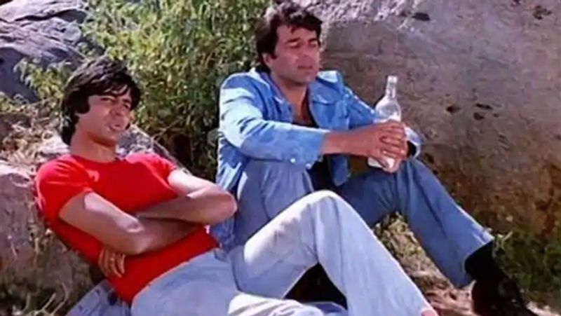 वहीं, फिल्म में हेमा मालिनी ने बसंती का बेहतरीन किरदार निभाया था, पर इस किरदार को जया बच्चन निभाना चाहती थीं। कॉफी विद करण शो में जया ने इसका खुलासा किया था। उन्होंने बसंती के किरदार को करने के इंटरेस्ट के पीछे धर्मेंद्र को अपनी वजह बताई थी।
