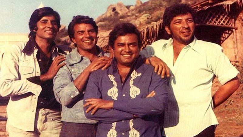 46 साल पहले आई यह फिल्म का हर सीन आज भी लोगों के जहन में ताजा है। साथ ही फिल्म की दोनों जोड़ियां आज रियल लाइफ पार्टनर्स हैं। दोनों को जब भी मौका मिलता है तो वो अपनी दोस्ती को जरूर पेश करते हैं। 