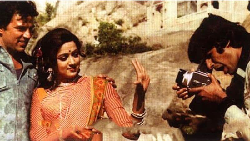 दरअसल, 2007 में करण जौहर के टॉक शो 'कॉफी विद करण' में जया और हेमा मालिनी ने शिरकत की थी। इस दौरान जया ने कहा था कि 'उन्हें बसंती का रोल करना था क्योंकि वो धर्मेंद्र से प्यार करती थीं। उन्हें वो ग्रीक गॉड की तरह दिखते थे।'