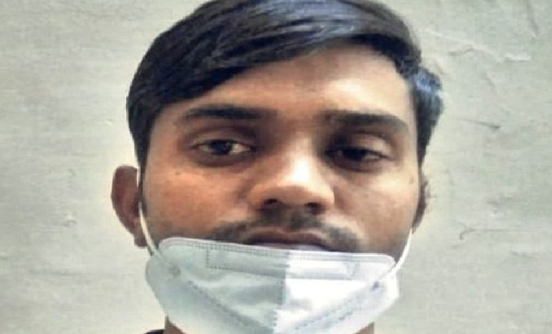 बता दें कि महिला मरीज के साथ हैवान बना आरोपी खुशीराम गुर्जर मूल रूप से करौली जिले के नादौती गांव का रहने वाला है। वह यहां पर कानोता इलाके में किराए से रहता है। जयपुर के शैल्बी अस्पताल में नर्सिंगकर्मी के तौर पर नौकरी करता है। शिकायत के बाद पुलिस ने हॉस्पिटल में लगे CCTV कैमरों के आधार पर आरोपी की पहचान करके तलाश शुरू की। जिसके बाद मोबाइल के लोकेशन के आधार पर दबिश देकर उसे दबोच लिया गया। (आरोपी नर्सिंगकर्मी खुशीराम गुर्जर)