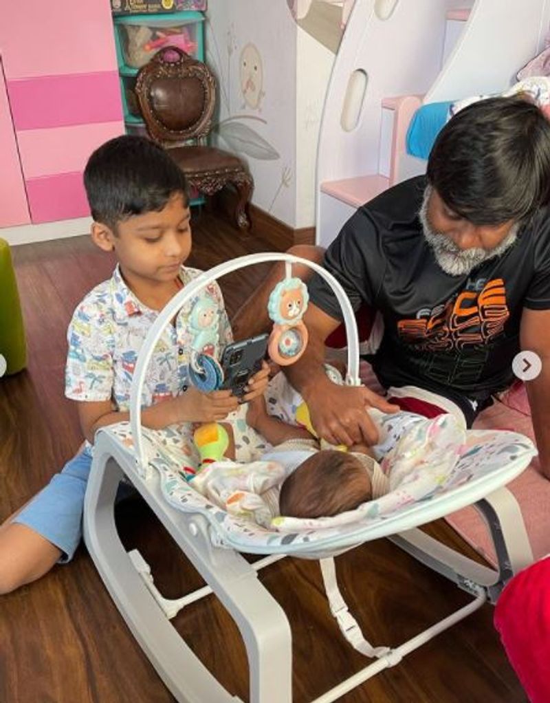 நடிகை சோனியா அகர்வாலுடனான விவாகரத்திற்கு பிறகு செல்வராகவன் இயக்கிய “மயக்கம் என்ன” படத்தில், துணை இயக்குனராக பணியாற்றிய கீதாஞ்சலி என்பவருக்கும், இவருக்கும் இடையே காதல் துளிர் விட்டு அது திருமணத்திலும் முடிந்தது. 