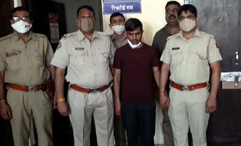 पीड़िता के पति ने पुलिस को बताया कि उसने अपनी पत्नी को सोमवार शाम एडमिट किया था। जिसके बाद तबीयत ज्यादा खराब होने की वजह से शाम को उसका ऑपरेशन किया गया। हॉसपिटल के नियमों के अनुसार आईसीयू में किसी का रुकना नहीं दिया जाता है। नर्सों ने कहा गया की जब जरूरत होगी तो आपको कॉल कर बुला लेंगे। जिसके चलते में रात को अपने घर चला गया। लेकिन मुझे क्या पता था कि हम यहां जिंदगी बचाने के लिए आए थे, लेकिन यहां तो जिंदगी ही बर्बाद हो गई। 