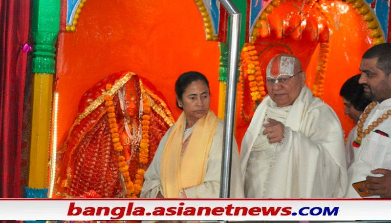 <p style="text-align: justify;"><strong>বিজেপির উদ্যোগ</strong></p>
<p style="text-align: justify;">পশ্চিমবঙ্গে আসন্ন নির্বাচনে হাওয়া যে অনেকটাই বিজেপির দিকে, তা সকলেই বুধতে পারছেন। কিন্তু, সেই হাওয়াকে ভোটে পরিণত করা কিন্তু, অন্য লড়াই। তার জন্য লাগে বুথে লড়ে যাওয়ার মতো কর্মী, বাড়ি বাডড়ি প্রচারে যাওয়ার মতো কর্মী, এলাকাকে হাতের তালুর মতো জানা কর্মীদের। সত্যি কথাটা বলে দেওয়া ভালো বিজেপির তা নেই। তবে, এই ক্ষেত্রে তারা কাজে লাগিয়েছে ভাড়াটে সৈন্যদের, অর্থাৎ, তৃণমূল থেকে আসা নেতাদের। তাঁদের অনেককে প্রার্থীও করা হয়েছে। তাতে দলের অনেক পুরোনো কর্মীই ক্ষুব্ধ। কিনতু, বুথে বুথে লড়তে শুভেন্দু অধিকারী, রাজীব বিশ্বাসদের মতো নেতাদের লাগবে বিজেপির। এই নেতাদের অনুগামীরাই বিজেপির পক্ষের হাওয়াকে ভোটে পরিণত করবেন। কাজেই শেষ লগ্নে এসে হিন্দুত্বের তাস মমতা বন্দ্যোপাধ্যায়কে কোনও নির্বাচনী সুবিধা দেবে, এমনটা কোনও অবস্থাতেই মনে হচ্ছে না। বরং ঘর ছেড়ে রেখে আক্রমণাত্বক কেলতে গিয়ে আরোই সমস্যায় পড়ছেন তিনি। মঞ্চ থেকে ভুল চন্ডীপাঠ করা নিয়ে মমতাকে কটাক্ষ করে ইতিমধ্য়েই 'ভেজাল হিন্দু' বলে প্রচার শুরু করে দিয়েছেন শুভেন্দু অধিকারী।</p>
