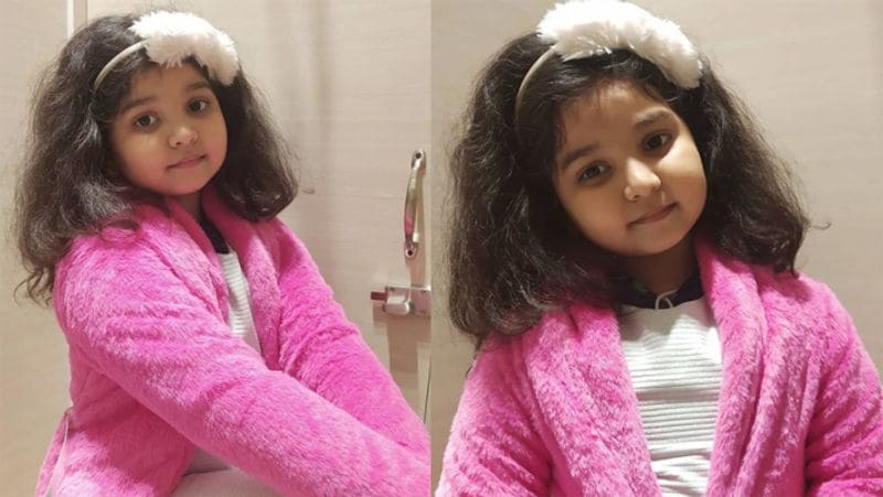 शमी की वाइफ हसीन जहां अक्सर उसकी तस्वीरें सोशल मीडिया पर शेयर करती रहती हैं। हाल ही में उन्होंने आयरा की ये फोटो शेयर की है, जिसमें वह गुलाबी रंग का स्वेटर और सिर पर सफेद रंग का हेयरबैंड लगाए बहुत ही प्यारी लग रही है।