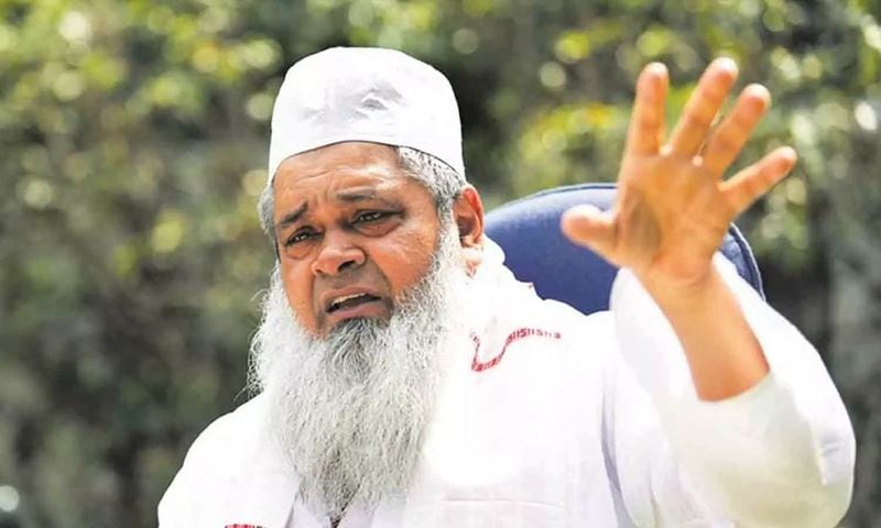 2005 में बनाई थी पार्टी
बदरुद्दीन अजमल जमीयत उल हिंद में थे। 2005 में इसमें रहते उन्होंने ऑल इंडिया यूनाइटेड डेमोक्रेटिक फ्रंट यानी AIUDF नाम की पार्टी बनाई। 2006 में विधानसभा चुनाव में पार्टी मैदान में उतरी और 10 सीटें जीतीं। इतना ही नहीं बदरुद्दीन दो सीटों से चुनाव जीते। इसके बाद अजमल 2009 में धुबड़ी से लोकसभा चुनाव जीते। इसके बाद से वे लगातार यहां से सांसद हैं। 