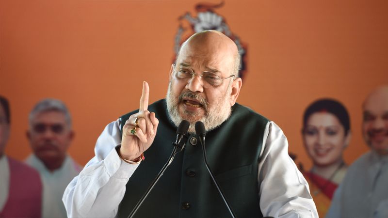 अमित शाह ने साधा था कांग्रेस पर निशाना
अमित शाह ने गुवाहाटी में एक जनसभा को संबोधित करते हुए कहा था, 20-25 सालों से हम मानते ही नहीं थे कि असम बिना आंदोलन, हिंसा, घुसपैठ और आतंकवाद के हो सकता है। असम की अस्मिता की बात करने वाले घुसपैठ को नहीं रोक पाए, असम की अस्मिता क्या खाक बचाएंगे। आपकी गोदी में अजमल बैठा है और असम की अस्मिता की बात करते शर्म नहीं आती।
शाह ने कहा था कि कांग्रेस और बदरूद्दीन अजमल असमिया संस्कृति की रक्षा नहीं कर सकते। ये लोग सत्ता में आए तो फिर से घुसपैठ होगी, जो अपने पैरों तले असम की संस्कृति को रौंदेगी। 