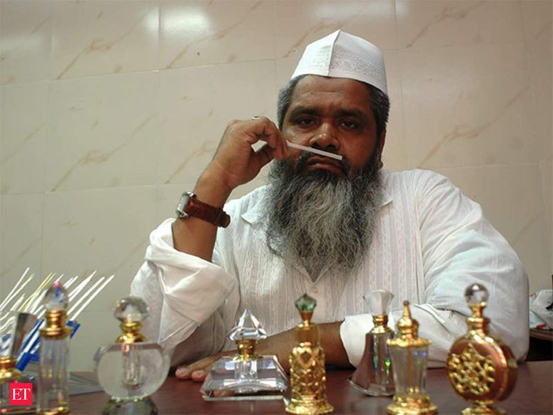 बदरुद्दीन का विवादों से भी पुराना नाता रहा है। वे मुस्लिम वोटरों में अपनी छवि को बनाने के लिए विवादित बयान भी दे चुके हैं। 2018 में बदरुद्दीन अजमल ने एक पत्रकार के साथ गाली गलौज कर दी थी। इतना ही नहीं उन्होंने सिर फोड़ने की भी धमकी दी थी। 