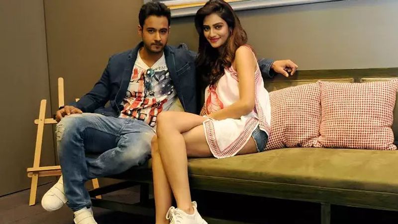 बता दें कि नुसरत जहां ने 2 साल पहले निखिल जैन से शादी की थी। वे हिंदू धार्मिक कार्यक्रमों में बढ़-चढ़कर हिस्सा लेती हैं, इस वजह से कट्टरपंथियों के निशाने पर बनी रहती हैं। लेकिन एक बार नुसरत ने अपने सोशल मीडिया अकाउंट से निखिल की तस्वीरें हटाकर यश की तस्वीरें शेयर की थीं।