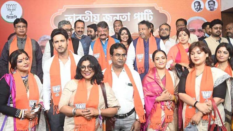 बंगाल में पहले चरण में 294 में से 30 सीटों पर 27 मार्च को वोट डाले जाएंगे। दूसरे चरण में 30 सीटों पर एक अप्रैल को, तीसरे चरण में 31 सीटों पर 6 अप्रैल को, चौथे चरण में 44 सीटों पर 10 अप्रैल को, पांचवे चरण में 45 सीटों पर 17 अप्रैल को, छठे चरण में 43 सीटों पर 22 अप्रैल को, सातवें चरण में 36 सीटों पर 26 अप्रैल को और आठवें चरण में 35 सीटों पर 29 अप्रैल को वोटिंग होगी। पिछले चुनाव में TMC ने 211 सीटें जीती थीं। कांग्रेस ने 44, लेफ्ट ने 26, जबकि भाजपा को सिर्फ 3 सीटें मिली थीं। अन्य ने 10 सीटें जीती थीं। यहां सरकार बनाने 148 सीटें चाहिए।
