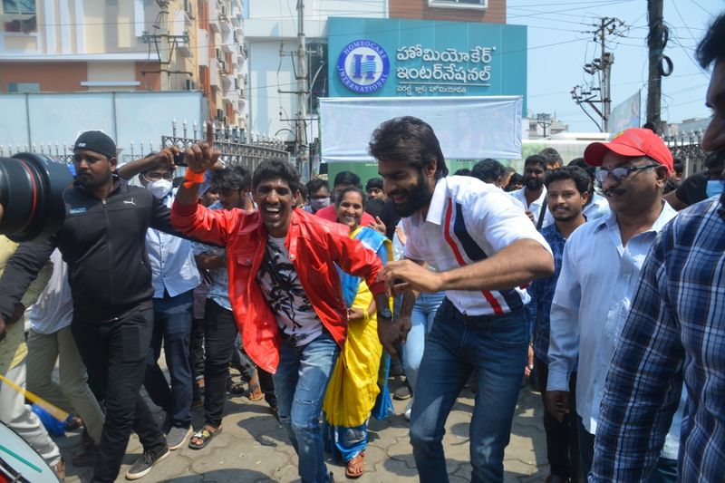 తాజాగా కాకినాడలోని పద్మ ప్రియ థియేటర్ వద్ద సందడి చేశారు. అయితే వీరికి మరో ఎట్రాక్షన్ తోడయ్యింది. టిక్ టాక్లో వీడియోలు చేసి పాపులర్ అయిన దుర్గారావు తోడయ్యాడు.