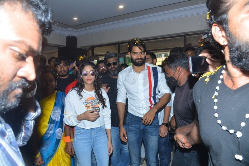 `చావు కబురు చల్లగా` చిత్ర ప్రమోషన్లో భాగంగా హీరోహీరోయిన్లు కార్తికేయ, లావణ్య త్రిపాఠి టూర్ నిర్వహిస్తున్నారు. ఇప్పటికే వైజాగ్ టూర్ కంప్లీట్ చేసుకున్నారు.
