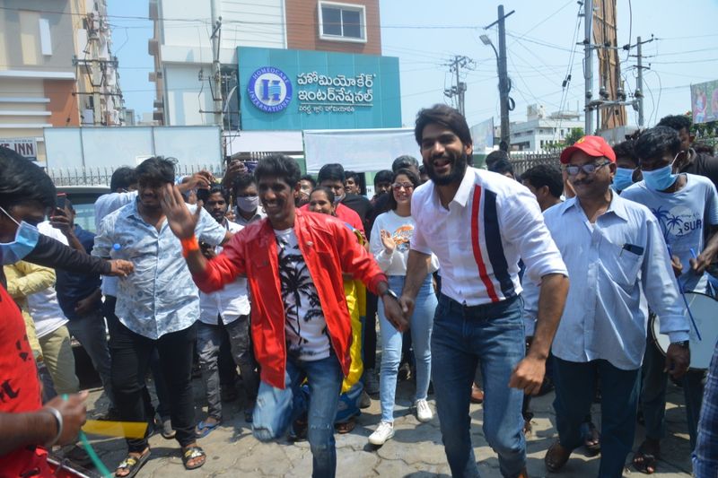 `సీకేసీ` టీమ్కి డాన్సులతో స్వాగతం పలికారు. దీంతో దుర్గారావుతో కలిసి కార్తికేయ , లావణ్య, ఇతర చిత్ర బృందం, అభిమానులు కలిసి స్టెప్పులేశారు.