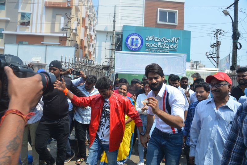 ఆద్యంతం సందడిగా ఈ టూర్ రన్ అవుతుంది. దీనికి సంబంధించిన ఫోటోలు ఇప్పుడు సందడి చేస్తున్నాయి.