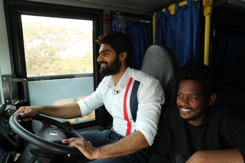 టూర్లో భాగంగా బస్ డ్రైవ్ చేస్తున్నకార్తికేయ.