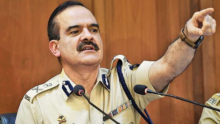 Former Mumbai top cop filed petition in Bombay HC seeking probe against Anil Deshmukh-dnm Former Mumbai top cop filed petition in Bombay HC seeking probe against Anil Deshmukh-dnm