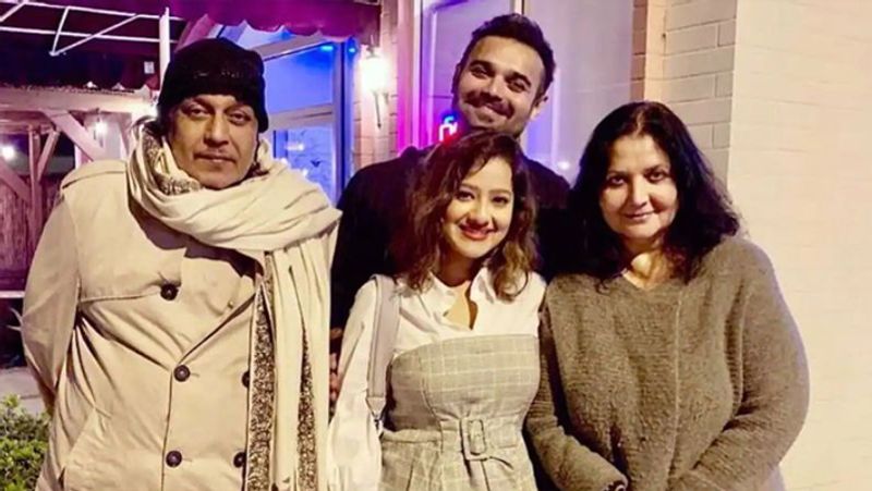 मदालसा के मुताबिक, पहली बार जब मैं अपने होने वाले ससुर यानी मिथुन चक्रवर्ती से मिली तो उन्होंने मुझसे पूछा था कि मैं उनके बेटे की जिंदगी में हमेशा के लिए शामिल हो सकती हूं या नहीं। ये बात उन्होंने अपने बेटे से भी पूछी थी। वो बहुत ही वास्तविक इंसान हैं।
