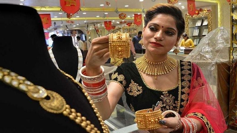 बता दें कि 12 मार्च को जब बाजार बंद हुआ था, तब सोने का भाव 44,332 रुपए था। अब यह 44,965 रुपए पर है। इस तरह, बहुत जल्दी सोने के भाव में तेजी आई, जिसके और भी बढ़ने की संभावना है। (फाइल फोटो)