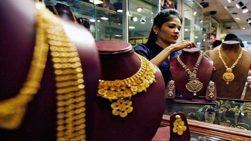 5 मार्च को सोना 43,887 रुपए प्रति 10 ग्राम के भाव पर आ गया था। तब से अब तक यह 950 रुपए महंगा हो चुका है। मार्केट के विशेषज्ञों का मानना है कि शादियों का सीजन शुरू हो जाने के कारण गोल्ड की मांग बढ़ी है और इसकी कीमतों में बढ़ोत्तरी हुई है। (फाइल फोटो)