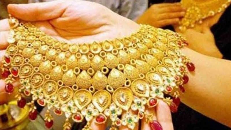 <p>একধাক্কায় অনেকটাই নিচে নেমেছে সোনার দাম। সেই সঙ্গে পাল্লা দিয়ে কমেছে রূপোর দর। </p>