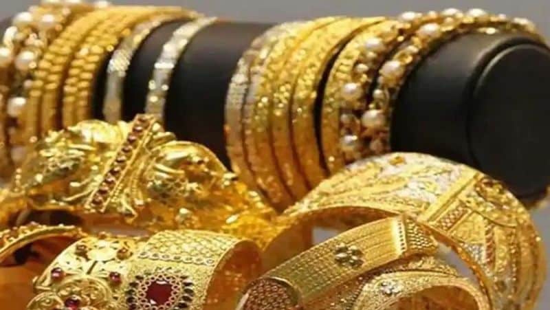 <p>একধাক্কায় ৪৫ হাজারের অনেকটাই নিচে নেমেছে সোনার দাম। সেই সঙ্গে পাল্লা দিয়ে কমেছে রূপোর দর। </p>