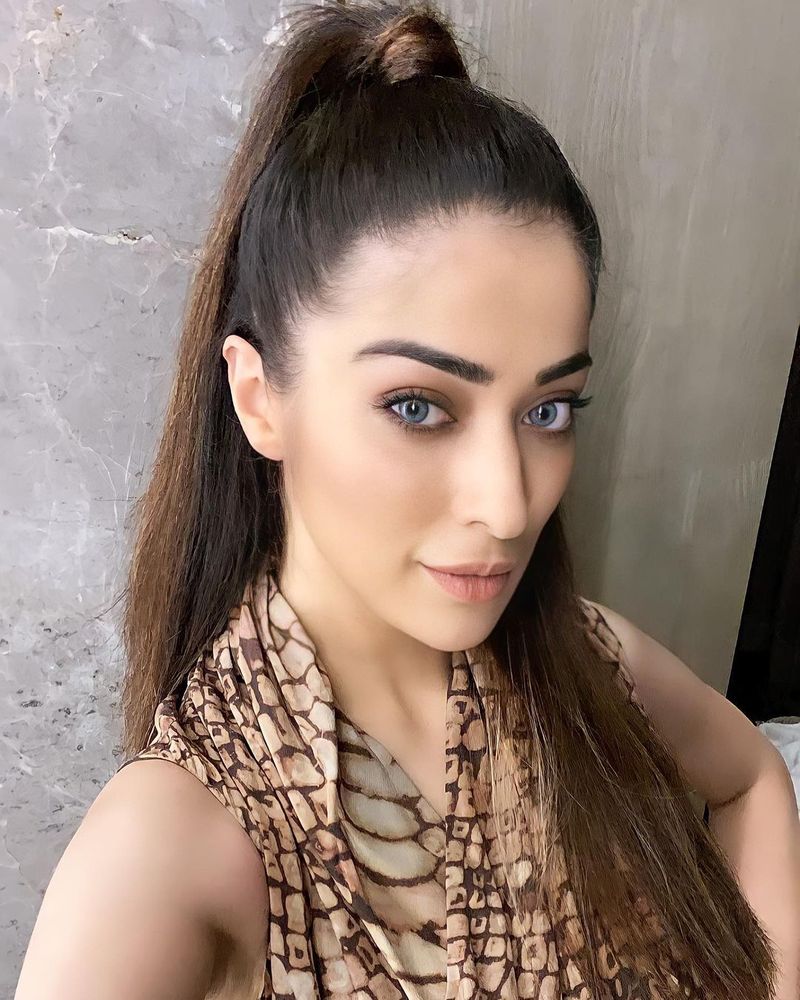 ఇదిలా ఉంటే రాయ్లక్ష్మీ గ్లామర్ విషయంలో ఏమాత్రం తగ్గదు. ఆమె సినిమాల్లోనే అందాలు ఆరబోసేందుకు రెడీగా ఉంటుంది. అనేక సినిమాల్లో గ్లామరస్ రోల్స్ చేసి మెప్పించింది.