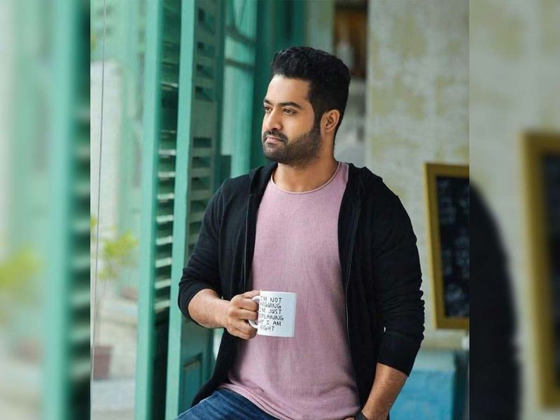 ఈ సందర్భంగా మీడియా కాన్ఫరెన్స్ లో ఎన్టీఆర్ అనేక ఆసక్తికర విషయాలను పంచుకున్నారు. రాజకీయ ఎంట్రీపై కూడా ఆయన మాట్లాడారు. దాని గురించి మాట్లాడే సమయం, సందర్భంగా కాదని, తర్వాత ఓ రోజు తీరిగ్గా వేడి వేడి కాఫీ తాగుతూ మాట్లాడుకుందామని చెప్పాడు. దీంతో ఎన్టీఆర్ రాజకీయ ఎంట్రీపై నెలకొన్న సస్పెన్స్ ఇంకా సస్పెన్స్ గానే మిగిలిపోయింది.