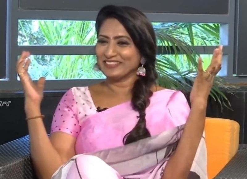కార్తికేయ హీరోగా తెరకెక్కిన చావు కబురు చల్లగా మూవీలో ఆమని ఓ రోల్ చేశారు. ఈ చిత్ర ప్రొమోషన్స్ కోసం హైదరాబాద్ వచ్చిన ఆమని వరుస ఇంటర్వ్యూలలో పాల్గొని అనేక ఆసక్తికర విషయాలు తెలియజేస్తున్నారు.