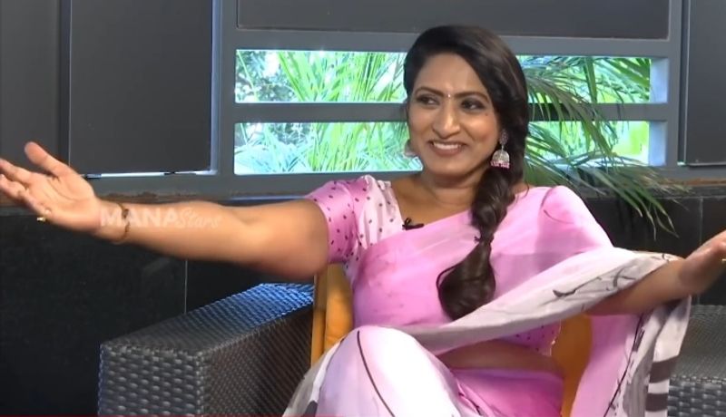 చందమామ కథలు సినిమాలో నా పాత్ర డిమాండ్ మేరకు నేను లిప్ లాక్ సన్నివేశంలో నటించాను. అందులో ఎలాంటి తప్పు లేదు. పాత్ర కోసం బోల్డ్ సన్నివేశాల్లో నటించాల్సి వస్తే తప్పకుండా నటిస్తానని ఆమని అన్నారు.