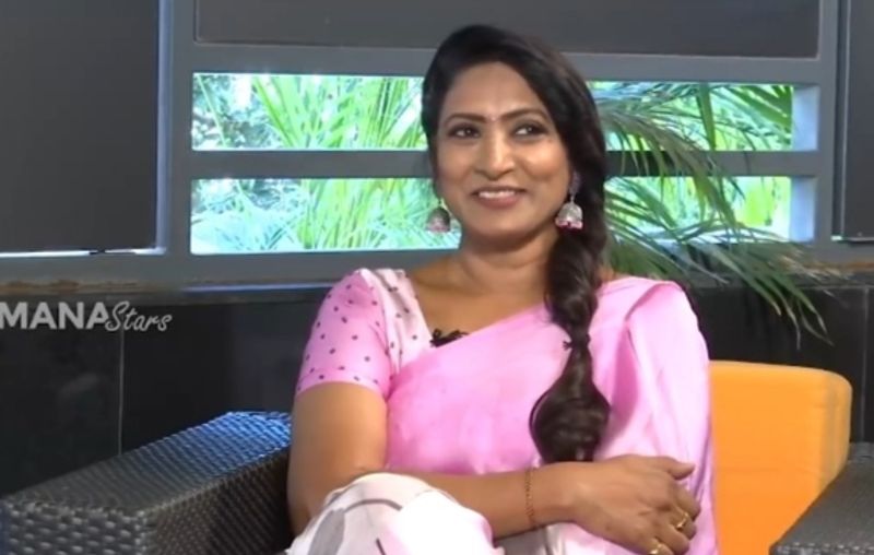 ఇక మోస్ట్ ఎలిజిబుల్ బ్యాచ్ లర్ మూవీలో అఖిల్ కి తల్లిగా నటిస్తున్నట్లు ఆమని తెలియజేశారు. అఖిల్ చైల్డ్ ఆర్టిస్ట్ గా నటించిన సిసింద్రీ మూవీలో ఆమని అతని తల్లి పాత్ర చేసిన విషయం తెలిసిందే.