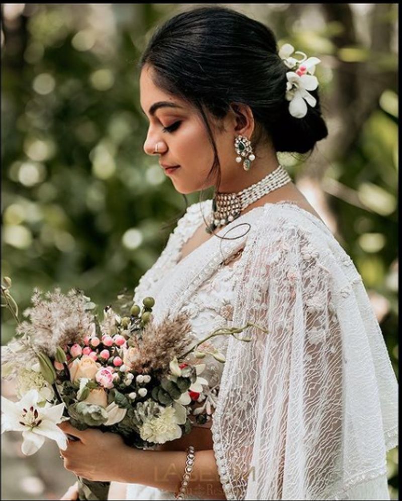 ക്രിസ്ത്യന് വധുവായാണ് താരത്തിന്റെ മേക്കോവര്. വെള്ള സാരിയുടുത്താണ് താരം എത്തുന്നത്. അമ്മയ്യും സഹോദരിമാര്ക്കുമൊപ്പമാണ് താരത്തിന്റെ ഫോട്ടോഷൂട്ട്.