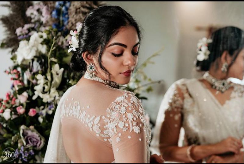 വെള്ള നിറത്തിലുള്ള ത്രെഡ് എംബ്രോയിഡറി ചെയ്ത സാരിയുടുത്താണ് താരം എത്തുന്നത്. ഡിസൈനര് ബ്ലൗസാണ് വേഷത്തെ കൂടുതല് മനോഹരമാക്കുന്നത്. ഇതിനൊപ്പം ഒരു നെക്ക്ലെയ്സും ഇയറിങ്ങുമാണ് താരം അണിഞ്ഞിരിക്കുന്നത്.