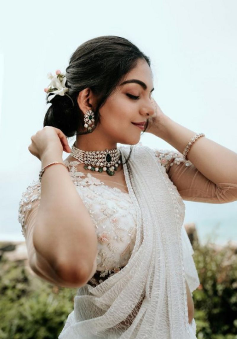 ക്രിസ്ത്യന് വിവാഹത്തെക്കുറിച്ച് തനിക്ക് സങ്കല്പ്പങ്ങളുണ്ടായിരുന്നുവെന്ന് പറഞ്ഞുകൊണ്ടാണ് അഹാന ചിത്രങ്ങള് പോസ്റ്റ് ചെയ്തിരിക്കുന്നത്. ലേബലമാണ് മനോഹരമായ വസ്ത്രങ്ങള് ഡിസൈന് ചെയ്തിരിക്കുന്നത്. ഫെമി ആന്റണിയാണ് മേക്കപ്പ്.