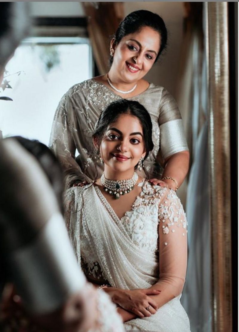 അഹാനയുടെ അമ്മ സിന്ധുവും മകള്ക്കൊപ്പമുള്ള 'വിവാഹ' ചിത്രങ്ങള് പങ്കുവെച്ചിട്ടുണ്ട്. 'എന്റെ മക്കളുടെ വിവാഹത്തിന് ഞാന് എങ്ങനെയാവും വസ്ത്രം ധരിക്കുക. ഒരു പിടിയുമില്ല. പക്ഷേ ഇത് എനിക്ക് ഇഷ്ടപ്പെട്ടു'- എന്നാണ് സിന്ധു കുറിച്ചത്.
