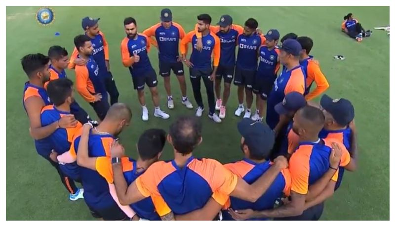 <p>আইসিসির ঘোষিত দলের তালিকাতেও ননিজেদের জায়গা ধরে রেখেছে বিরাট কোহলির দল। টিম ইন্ডিয়া টেস্টে ধরে রেখেছে শীর্ষস্থান এছাড়া ওয়ান ডে ও টি২০-তে দ্বিতীয় স্থানেই রয়েছে ভারতীয় দল। <br />
</p>
