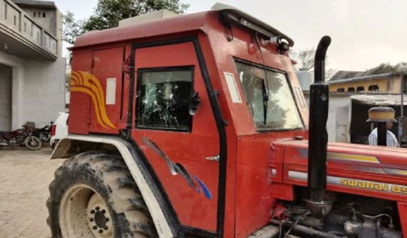 भारत में कई बार आपने ऐसे मामले सुने होंगे जहां जमीन की वजह से हुई रंजिश में किसान को गोली मार दी जाती है। हरियाणा और पंजाब में तो ऐसे कई मामले सामने आते हैं। साथ ही इनमें पुलिस भी कुछ नहीं कर पाती है। इसी कारण हरियाणा के एक किसान ने अपने लिए बुलेटप्रूफ ट्रैक्टर ही बनवा डाला। 