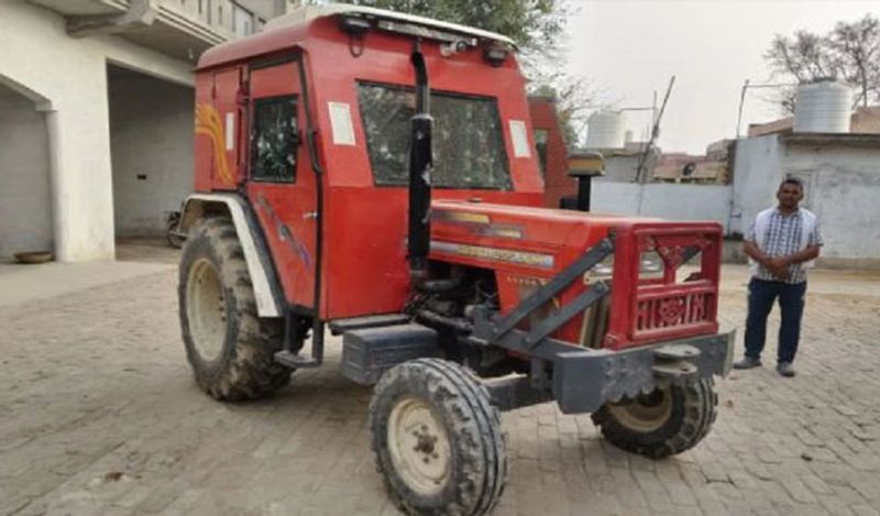 इस किसान को डर था कि खेती करने के दौरान उसपर हमला किया जा सकता है। इस वजह से उसने ऐसा ट्रैक्टर बना डाला जिसपर अटैक नहीं किया जा सकता है। 