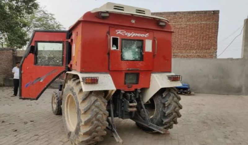 अब बुलेटप्रूफ ट्रैक्टर की वजह से किसान बेधड़क खेती कर रहा है। उसका कहना है कि कई किसानों को उसके ही खेत में गोली मार दी जाती है। ऐसे में इस ट्रैक्टर की वजह से अब उसकी जान सुरक्षित है। 