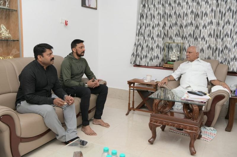 <p>ಸಿಎಂ ಕಾವೇರಿ ನಿವಾಸದಲ್ಲಿ ಸಿಎಂ ಬಿಎಸ್ ವೈ ಅವರನ್ನು ಭೇಟಿಯಾಗಿ ತೆರಳಿದ್ದಾರೆ ಸುದೀಪ್.</p>