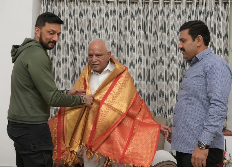 <p>ಇಂದು ಬೆಳಗ್ಗೆ ಸಿಎಂ ಅವರನ್ನು ಭೇಟಿಯಾಗಿ ತಮ್ಮ ಕಾರ್ಯಕ್ರಮಕ್ಕೆ ಬಂದಿದ್ದಕ್ಕೆ ಧನ್ಯವಾದ ತಿಳಿಸಿದ್ದಾರೆ ಸುದೀಪ್.</p>