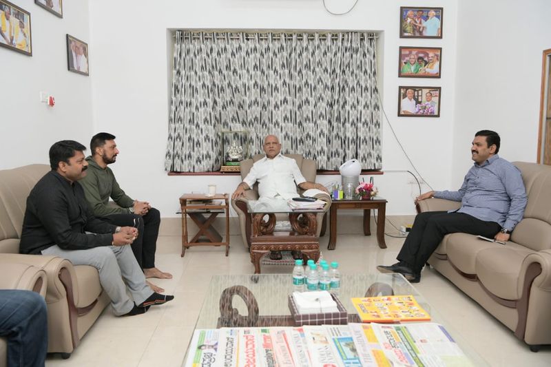 <p>ಈ ವೇಳೆ ವಿಜಯೇಂದ್ರ ಸಹ ಹಾಜರಿದ್ದರು. </p>
