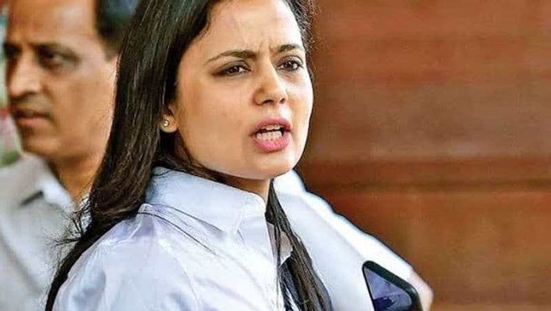 टीएमसी सांसद महुआ मोइत्रा ने ट़्वीटर पर लिखा कि उत्तराखंड के सीएम कहते हैं, जब नीचे देखा, तो गम बूट और ऊपर देखा तो...एनजीओ चलाती हो और घुटने फटे दिखते हैं। सीएम साब, आपको देखो तो ऊपर-नीचे-आगे-पीछे हमें सिर्फ बेशर्म-बेहूदा आदमी दिखता है।