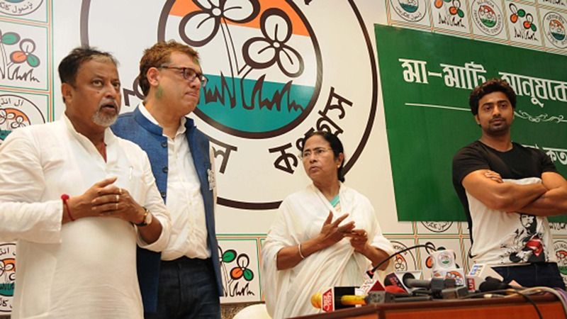 <p>সিপিএম-এর ভোট মেশিনারি দক্ষ সংগঠনের সঙ্গে লড়াই করে ভোট বাক্সে সাফল্য আনার অন্যতম কারিগর ছিলেন মুকুল রায়। শুধু এই রাজ্যে নয়। ত্রিপুরা ও অসমেও মুকুল রায় তাঁর ম্যাজিক দেখিয়েছেন। তৃণমূলের সংগঠক হিসেবে দলের সংগঠন এই দুই রাজ্যেই ছড়িয়ে দিয়েছিলেন তিনি। </p>