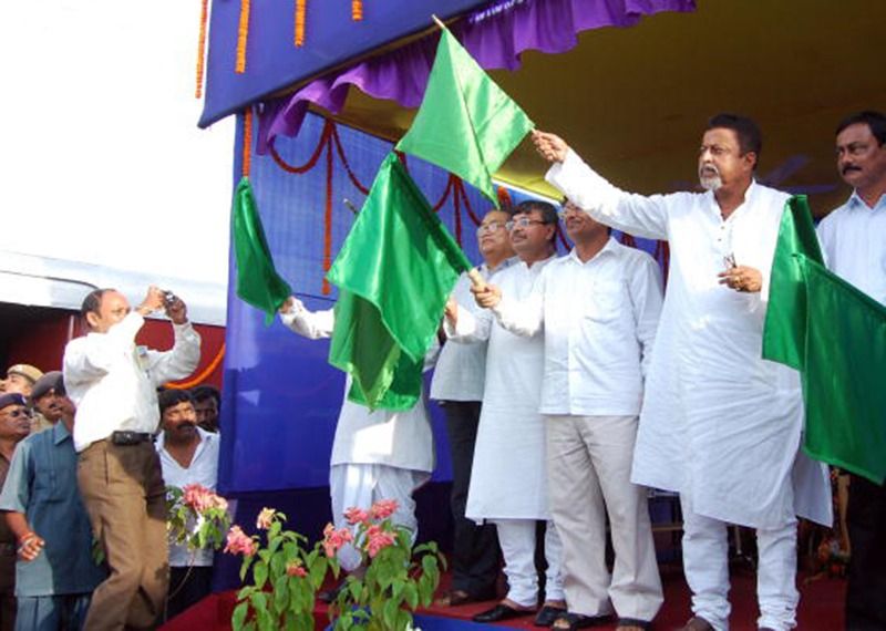 <p>ত্রিপুরা ও অসমের বেশ কয়েকজন কংগ্রেস জনপ্রতিনিধি সেই সময় দলবদল করে তৃণমূলে নাম লিখিয়েছিলেন। তৃণমূল ঘনিষ্টদের কথায় এই দলবদলে একটি গুরুত্বপূর্ণ ভূমিকা গ্রহণ করেছিলেন মুকুল রায়। যদিও পরবর্তীকালে সেখানে সংগঠন বাড়াতে তেমন সক্ষম হয়নি তৃণমূল। <br />
</p>