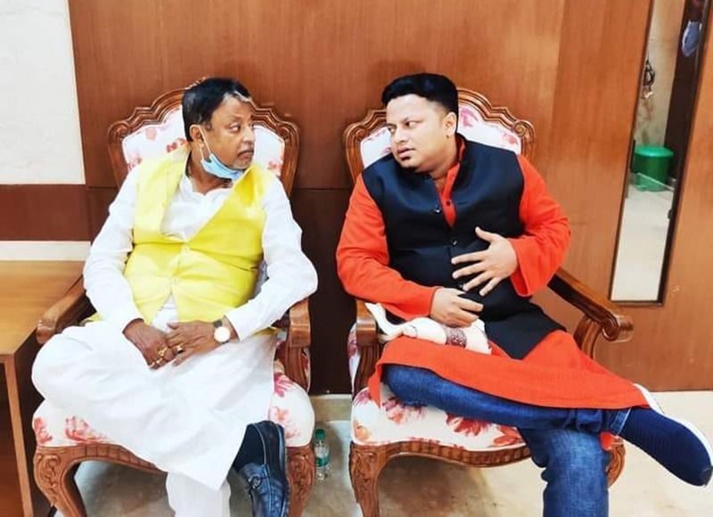 <p>দলবদল করেও মুকুল রায়ে অব্যাহত রেখেছেন মুকুল ম্যাজিক। তাঁর হাত ধরেই তৃণমূল শিবির ছেড়ে একে এক বিজেপিতে যোগ দিয়েছেন সব্যসাচী দত্ত, শুভেন্দু অধিকারীর মত প্রথম সারির তৃণমূল নেতারা। ভোটের মুখে দাঁড়িয়েও তৃণমূলের ভাঙন অব্যাহত। বর্তমান মুকুল রায় বিজেপির কেন্দ্রীয় নেতাদেরও বিশ্বাসযোগ্যতা অর্জন করেছেন। কৈলাস বিজয়বর্গীয় অত্যন্ত স্নেহভাজন তিনি। রাজ্য বিজেপিতেও ধীরে ধীরে প্রভাব বাড়ছে তাঁর। </p>
